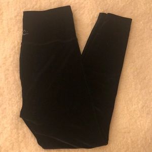 Black velvet beyond yoga in XL
